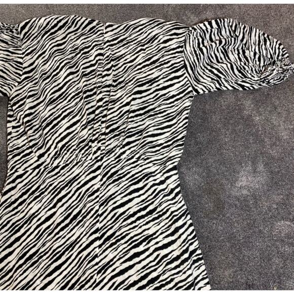 Faithfull The Brand Zebra Print V-neck Dress ( 8 ) - Picture 8 of 11